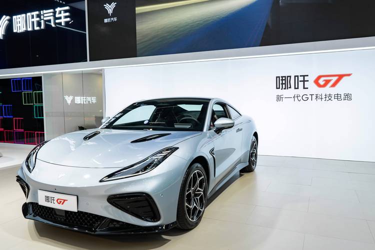 东莞92哪吒汽车在智能汽车领域的表现，领途汽车在新能源汽车市场中的影响力